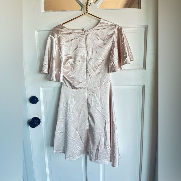 Nwt SELFIE LESLIE
SYDNEY ANGEL SLEEVE COWL NECK SATIN DRESS CHAMPAGNE - Picture 3 of 6